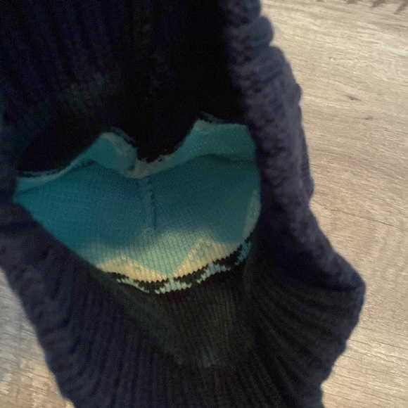 Beanie with puff ball on top one size - Picture 5 of 5